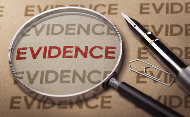 Investigation concept. Finding the evidence. Magnifying glass over the word evidence written on a sheet of paper. 3d illustration evidence stock pictures, royalty-free photos & images