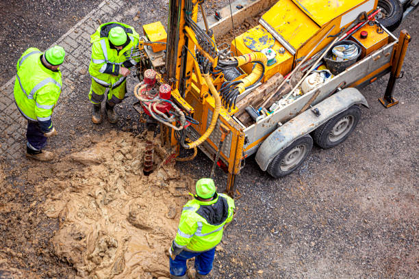 сюрвейер исследует землю путем бурения - drill equipment dirty work tool стоковые фото и изображения