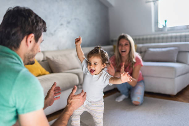 primeros pasos de nuestro bebé - togetherness learning playful mother fotografías e imágenes de stock