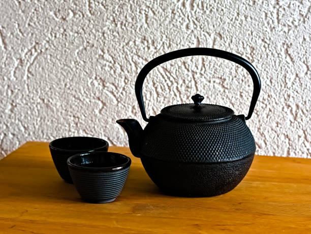 teekanne und tassen auf einem tisch - japanese tea cup stock-fotos und bilder