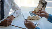 ein-immobilienmakler-unterzeichnet-einen-vertrag-um-ein-haus-durch-finanzen-zu-verkaufen.jpg?b=1&s=170x170&k=20&c=81CRQoj1ck7ABQdgwNttH-EDwRrvn-LENGWgYRL3zx0=