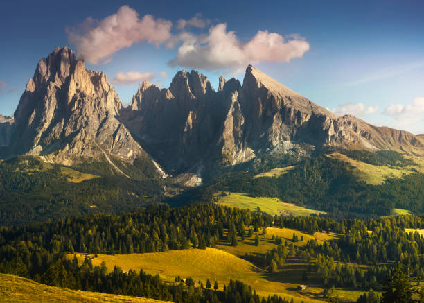 イタリア、ドロミテ・アルプスのアルペ・ディ・シウジまたはセイザー・アルムとサッソルンゴ山。 - sassopiatto ストックフォトと画像