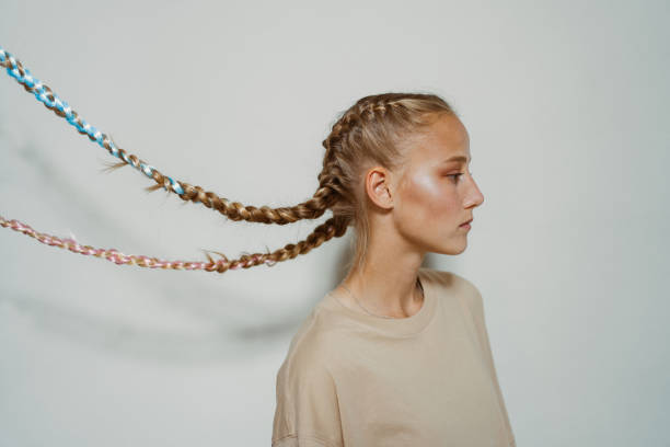 編組の髪を持つ折衷的な女の子の肖像画 - contemporary fashion model lifestyles blond hair ストックフォトと画像