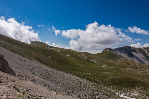 gran sasso z włoch. abruzja. letnia panorama - apennines beauty in nature grass plateau zdjęcia i obrazy z banku zdjęć