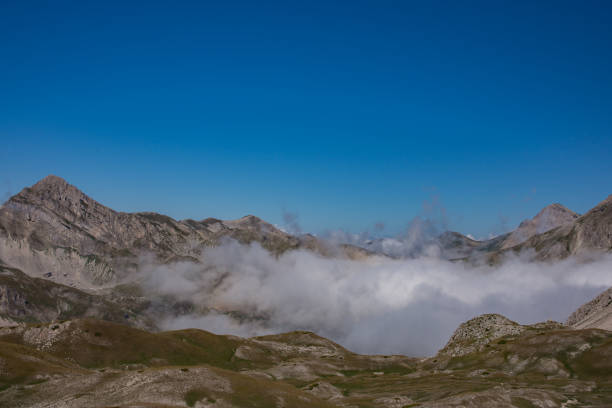 гран-сассо (италия). абруццо. летняя панорама - apennines beauty in nature grass plateau стоковые фото и изображения