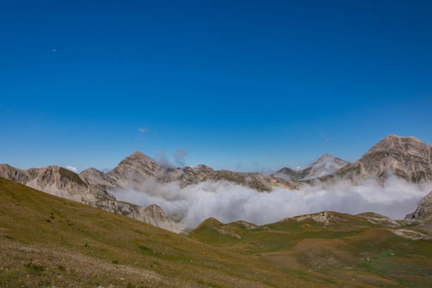 gran sasso d'italia. abruzzo. panorama estivo - apennines beauty in nature grass plateau foto e immagini stock