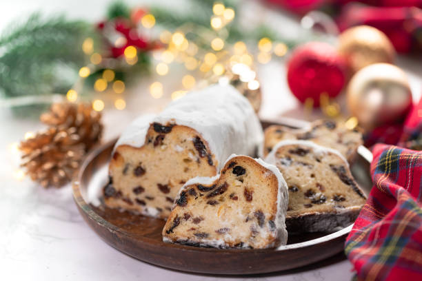 рождественский столлен на деревянном фоне. - christmas stollen christmas pastry baked стоковые фото и изображения