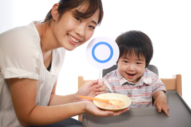 istock Mother with a 〇 tag Baby food 1288088013