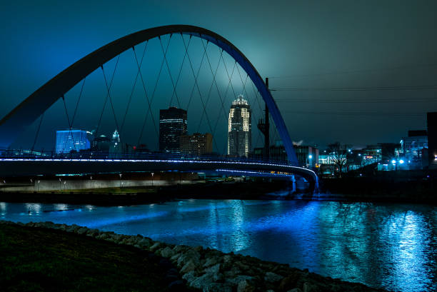 paisaje nocturno - iowa des moines bridge night fotografías e imágenes de stock