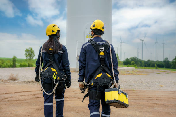 ingénieurs asiatiques d’inspection d’homme et de femme préparant et vérifiant de progression d’une éolienne avec la sûreté dans le parc éolien en thaïlande. - engineer wind turbine alternative energy energy photos et images de collection