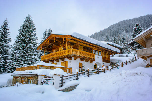 estación de esquí de invierno nevado - austria village chalet ski resort fotografías e imágenes de stock