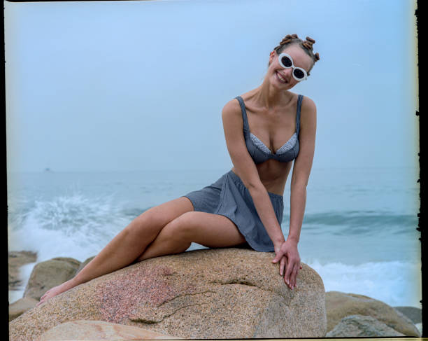 очаровательная девушка в бикини в стиле пятидесятых, наслаждаясь солнцем и пляжем. - sunglasses fashion pin up girl women стоковые фото и изображения