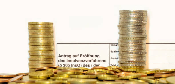 lot of people are bankruptcy during the corona crisis concept antrag auf er-ffnung eines insolvenzverfahrens, formulario de solicitud alemán. solicitud de apertura de un procedimiento de insolvencia. petición de bancarrota. monedas de euro apiladas y montón de monedas en primer plano. pila de monedas, ingresos y g