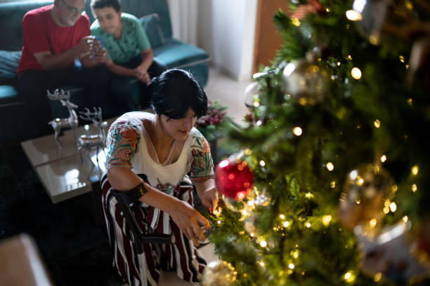 femme nain décorant l’arbre de noël à la maison - christmas crutch holiday christmas decoration photos et images de collection
