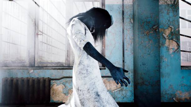 una ragazza orribile con un vestito bianco, che sembra uno zombie, si muove attraverso una casa mistica abbandonata. vista di una casa apocalittica abbandonata. rendering 3d. - halloween horror death gothic style foto e immagini stock