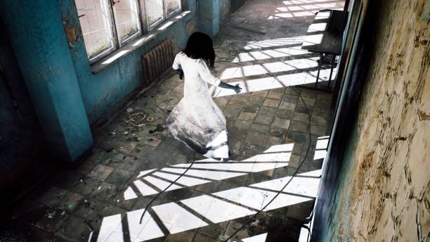 una ragazza orribile con un vestito bianco, che sembra uno zombie, si muove attraverso una casa mistica abbandonata. vista di una casa apocalittica abbandonata. rendering 3d. - halloween horror death gothic style foto e immagini stock