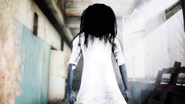 una ragazza orribile con un vestito bianco, che sembra uno zombie, si muove attraverso una casa mistica abbandonata. vista di una casa apocalittica abbandonata. rendering 3d. - halloween horror death gothic style foto e immagini stock