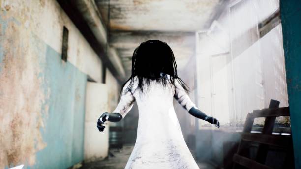 una ragazza orribile con un vestito bianco, che sembra uno zombie, si muove attraverso una casa mistica abbandonata. vista di una casa apocalittica abbandonata. rendering 3d. - halloween horror death gothic style foto e immagini stock