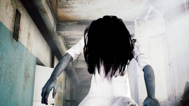 una ragazza orribile con un vestito bianco, che sembra uno zombie, si muove attraverso una casa mistica abbandonata. vista di una casa apocalittica abbandonata. rendering 3d. - halloween horror death gothic style foto e immagini stock