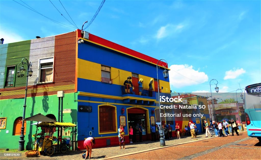 布宜諾斯艾利斯市拉博卡區的卡米尼托街。 - 免版稅小保加足球隊圖庫照片