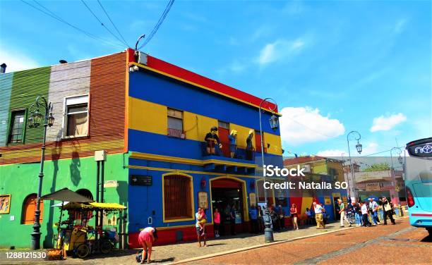布宜諾斯艾利斯市拉博卡區的卡米尼托街 照片檔及更多 小保加足球隊 照片 - 小保加足球隊, 10號, 人