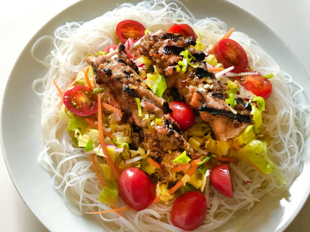 insalata di vermicelli di riso vietnamita con pollo alla griglia e nuoc cham - bun ga nuong - nuoc foto e immagini stock