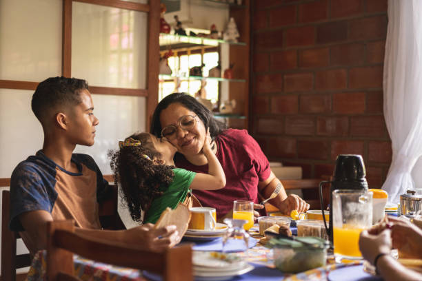 朝食、家庭生活 - ブラジル人 写真 ストックフォトと画像