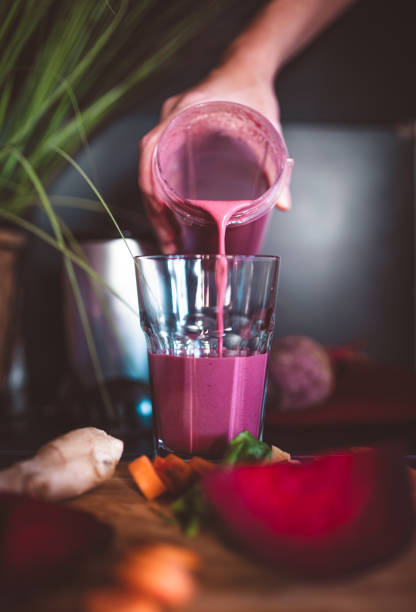hat jemand für einen extra schuss vitamine rufen? - rote beete saft gesund stock-fotos und bilder