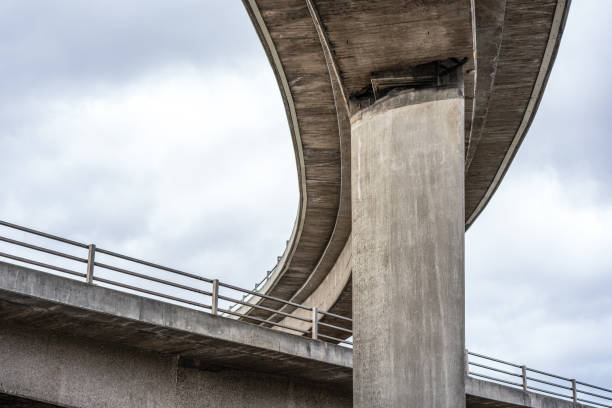 strada di cavalcavia in cemento curva - construction bridge below concrete foto e immagini stock