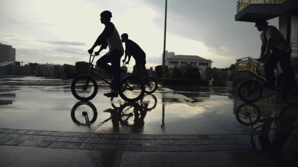 ciclista bmx conduciendo por las calles - bmx cycling cycling bicycle teenager fotografías e imágenes de stock