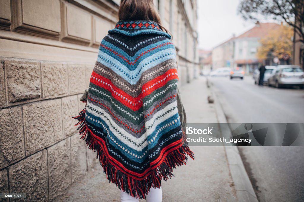 balans rechtdoor Kosmisch Modern Woman Walking On The Street Stock Photo - Download Image Now - Poncho, One Woman Only, Women - iStock balans rechtdoor Kosmisch Modern Woman Walking On The Street Stock Photo - Download Image Now - Poncho, One Woman Only, Women - iStock