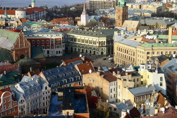 piazza della cupola nel centro storico di riga, lettonia - daugava river foto e immagini stock