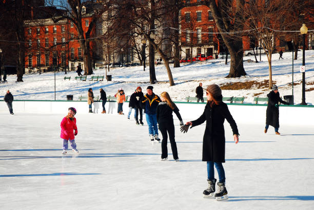 катание на коньках на лягушачьем пруду - boston winter snow massachusetts стоковые фото и изображения