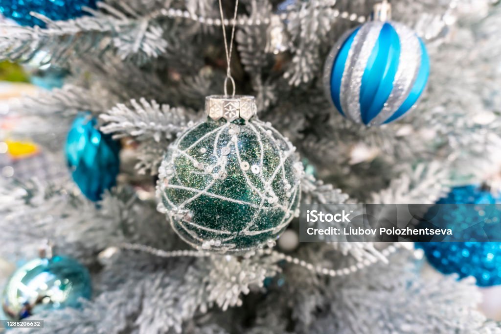 Gott nytt år och god jul! foto Leksak jul bollar på julgranen - Royaltyfri Bakgrund Bildbanksbilder Gott nytt år och god jul! foto Leksak jul bollar på julgranen - Royaltyfri Bakgrund Bildbanksbilder