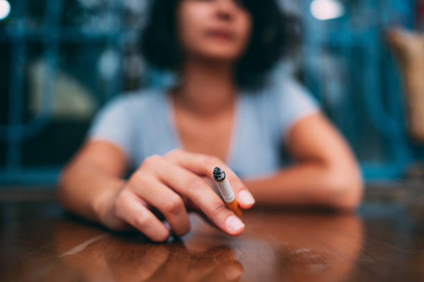 孤独と悲しい女性の喫煙 - 喫煙問題 ストックフォトと画像