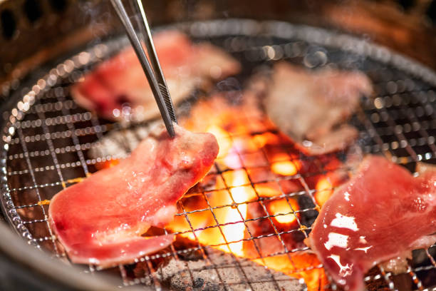 숯 위에 구운 맛있는 고기 - yakiniku 뉴스 사진 이미지