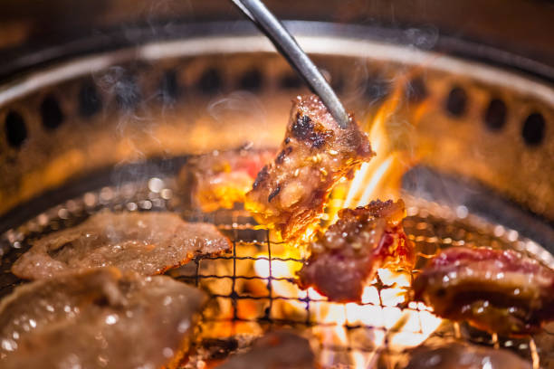 숯 위에 구운 맛있는 고기 - yakiniku 뉴스 사진 이미지