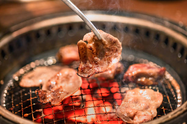 deliciosa carne a la parrilla sobre carbón vegetal - red meat fotografías e imágenes de stock