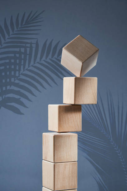 pyramide d’équilibrage des blocs carrés en bois sur un fond bleu, le concept d’harmonie et d’équilibre - perfection nature balance stone photos et images de collection