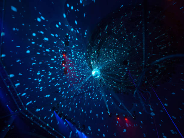 vista ad angolo basso della palla da discoteca lucida - dance and electronic blue shiny empty foto e immagini stock