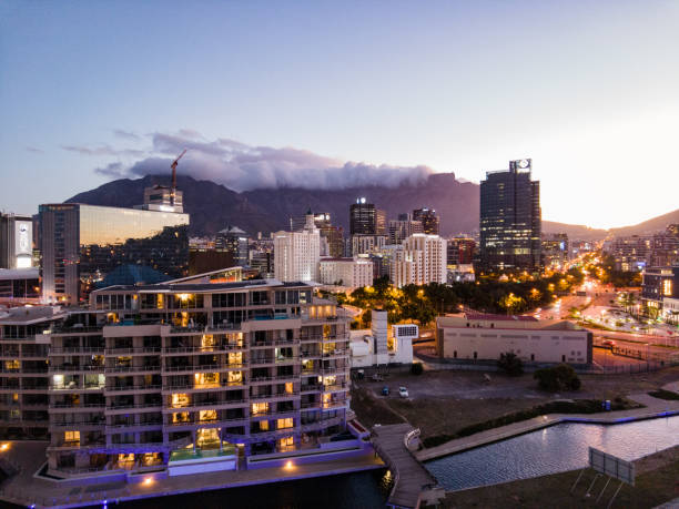 cityscape cape town au crépuscule lueur regardant vers la montagne de la table avec canal 4:3 - sea life centre photos et images de collection