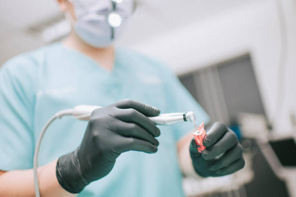 dentista asiatico cinese che prepara impianto strumento protesi dentale - dentist dental drill dental equipment dental hygiene foto e immagini stock