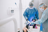 asiatische-chinesische-zahnarzt-mit-ultravioletten-zahnaufhellung-verfahren-auf-teenager.jpg?b=1&s=170x170&k=20&c=cnXlZbJ8V72B0iJyeOeuEfgsixd9l7zNq_Emt5nQXvU=