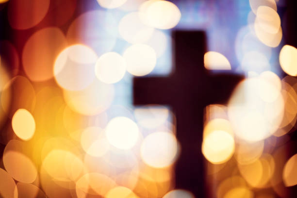 abstrakcyjna sylwetka krzyża we wnętrzu kościoła przed koncepcją witrażowego okna dla religii i modlitwy - church light sunbeam god zdjęcia i obrazy z banku zdjęć