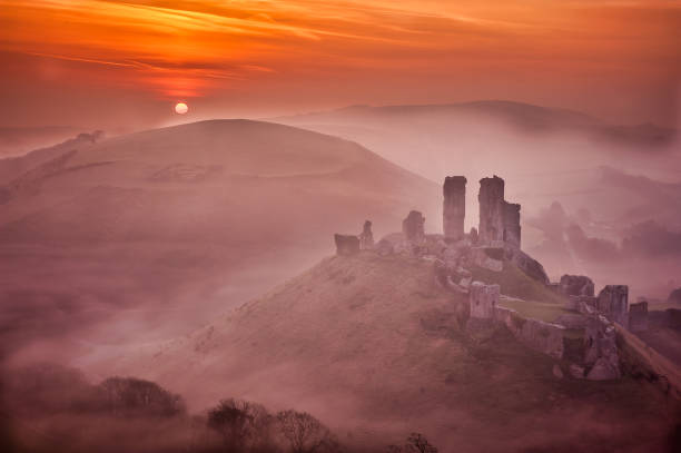 日の出のコーフ城、コーフ、ドーセット、イギリス、イギリス - corfe castle ストックフォトと画像