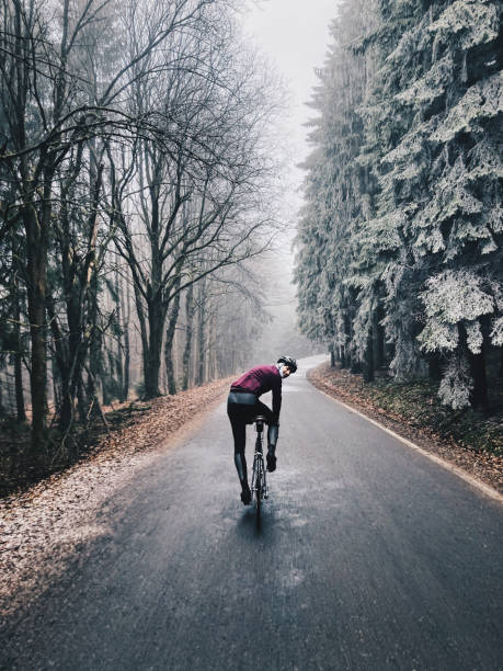 cyclisme d’hiver - wheel training sports training bicycle photos et images de collection