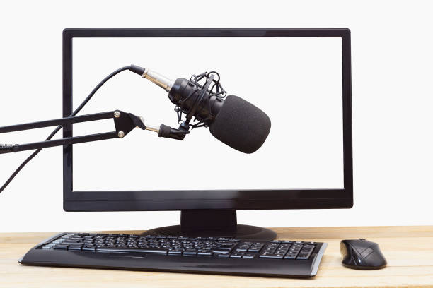 condensador, microfone de estúdio no fundo dos controles de computador - blog internet podcast computer keyboard - fotografias e filmes do acervo