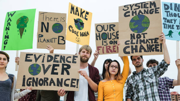 道路上のデモ参加者のグループ、異なる文化や人種の気候変動に対する戦いの若者たち - 地球温暖化と環境の概念 - バナーに焦点を当てる - global warming city smog heat ストックフォトと画像