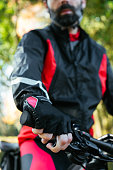 nahaufnahme-hand-mountainbiker.jpg?b=1&s=170x170&k=20&c=P94j6ctBZIfIop7DGQTSxsHqTUeA2wlNq5dS3g6oUcA=