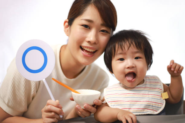 istock Mother with a 〇 tag Baby food 1288258973